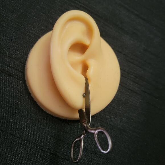 Edgy industrial scissor shaped illusion earrings - Picture 6 of 6